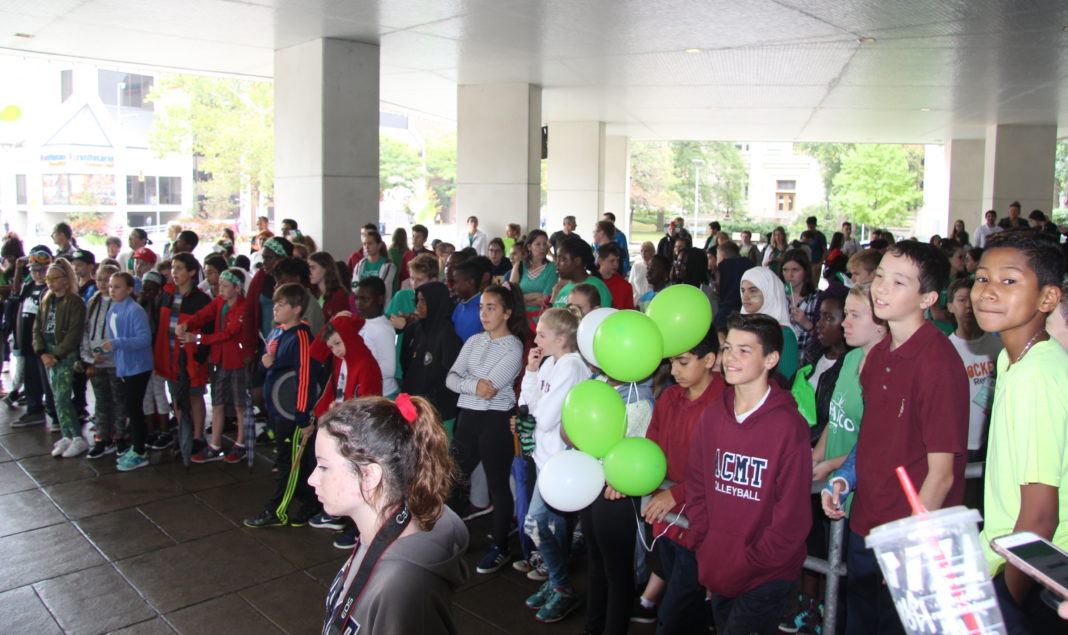 La jeunesse francoontarienne brandit son drapeau et sa fierté à