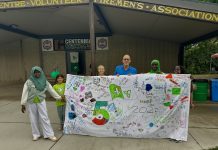 Lever de drapeau vibrant à Niagara Falls