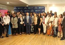 Une soirée d’accueil inspirante pour les nouveaux arrivants francophones Les organisateurs et partenaires de la Journée d’accueil des nouveaux arrivants à Hamilton entourent Daniel Giroux et Carole Nkoa du Collège Boréal (au centre) qui fêtaient aussi les 30 ans de fondation du collège francophone. (Crédit : journal Le Régional)