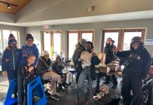 Le patinage rassemble les familles au cours d’une belle journée hivernale